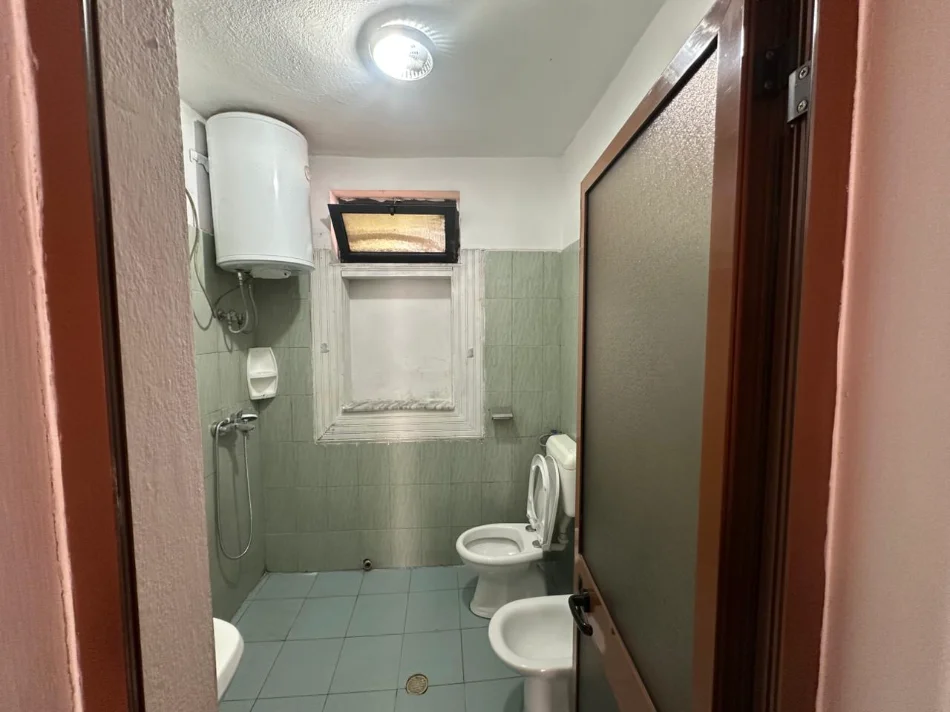 Tirane, jepet me qera apartament 1+1 Kati 1, (Fabrika e miellit)