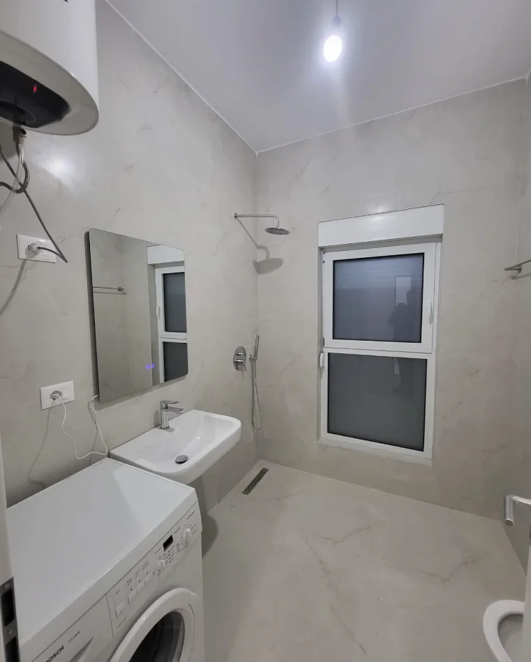 Tirane, jepet me qera apartament 1+1+Ballkon Kati 5, 65 m² 400 € (Ali Demi)