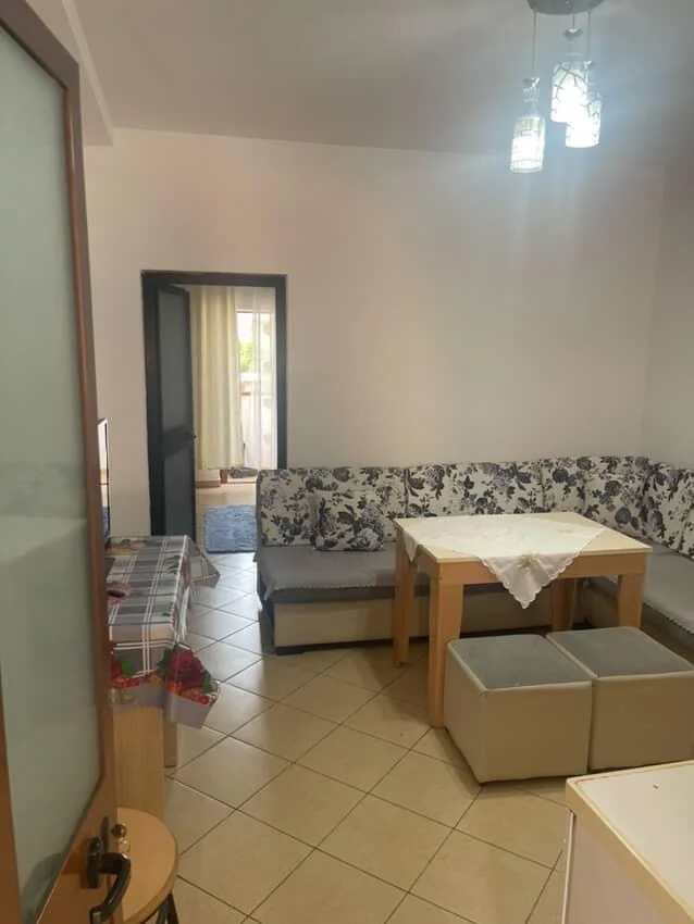 Tirane, jepet me qera shtepi 1+1 Kati 2, 65 m² 400 € (allias)