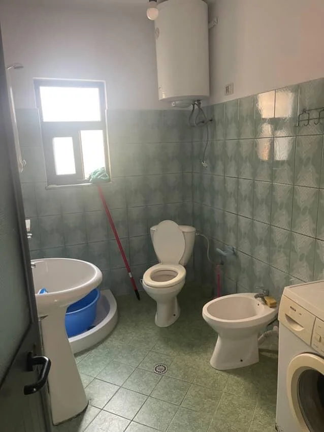 Tirane, jepet me qera shtepi 1+1 Kati 2, 65 m² 400 € (allias)