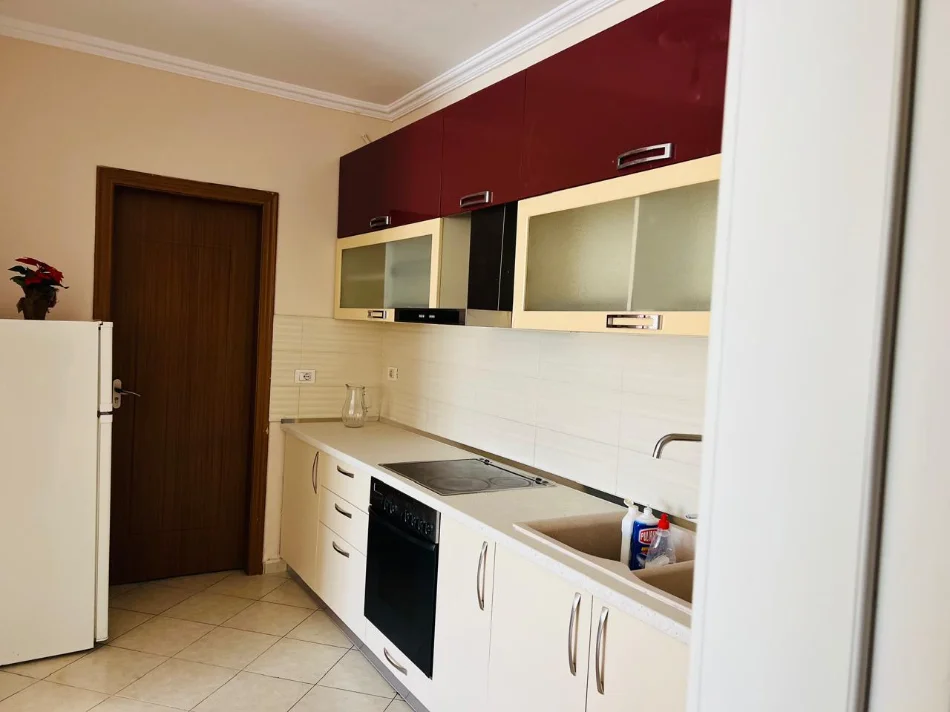 Tirane, jepet me qera apartament 3+1 Kati 4, 110 m² 450 € (Yzberisht)
