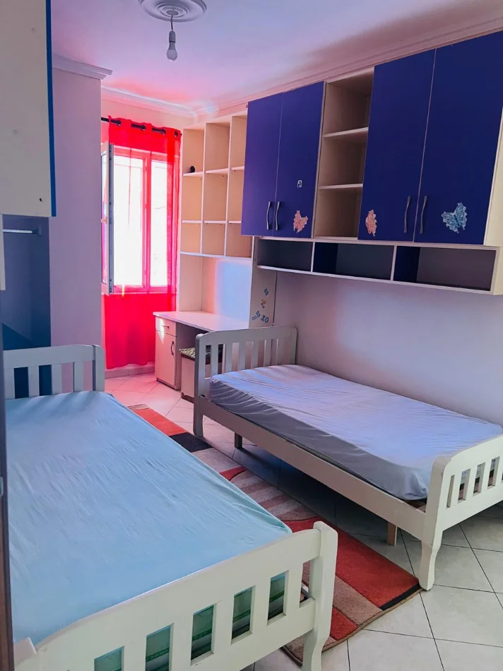 Tirane, jepet me qera apartament 3+1 Kati 4, 110 m² 450 € (Yzberisht)