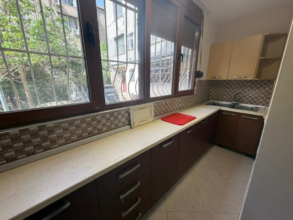 Tirane, jepet me qera apartament 2+1 Kati 1, (RRUGA E ELBASANIT)