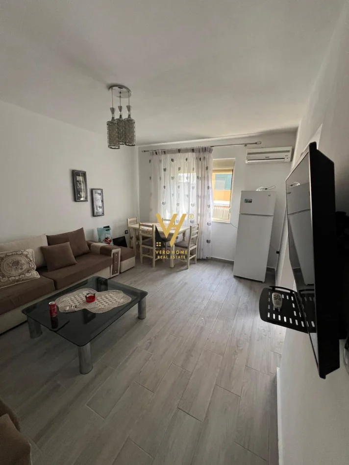 Tirane, jepet me qera apartament 1+1+Ballkon Kati 3, 55 m² 500 € (ALI DEMI)