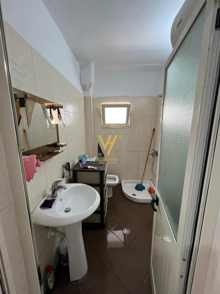 Tirane, jepet me qera apartament 1+1+Ballkon Kati 3, 55 m² 500 € (ALI DEMI)