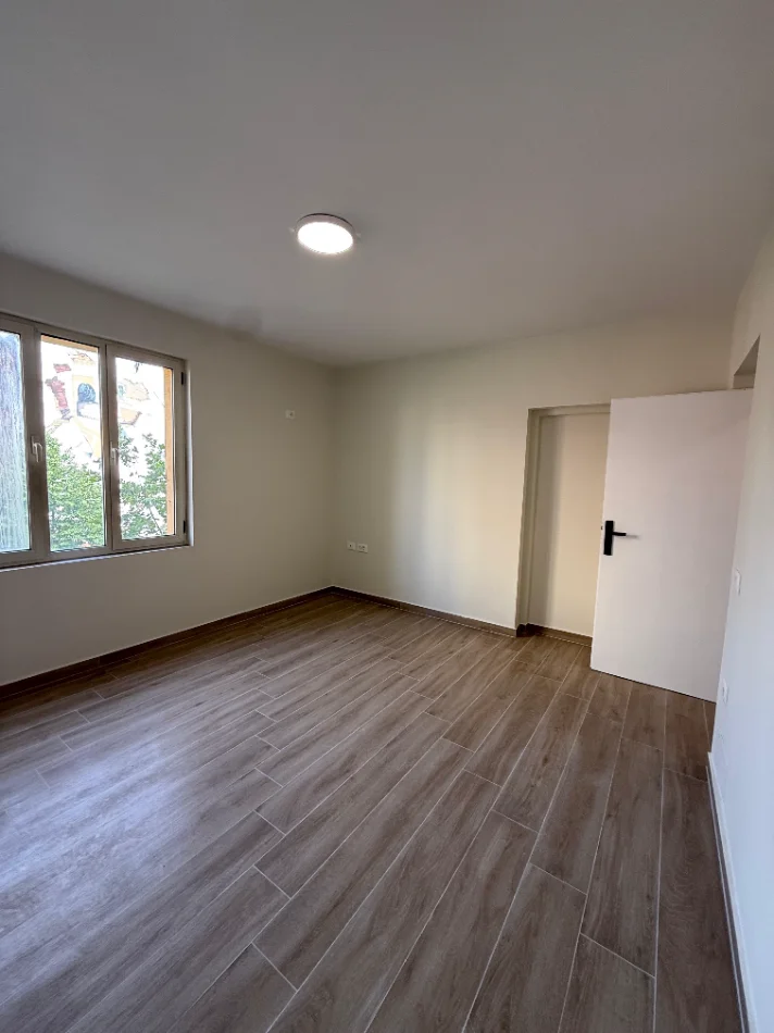 Tirane, jepet me qira Ambient Per Zyra/Apartament 3+1+Ballkon Kati 3, 100 m² 600 € (Rruga e Durresit)
