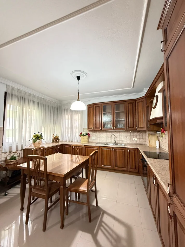 Tirane, jepet me qera apartament 2+1+Ballkon Kati 7, 110 m² 1.200 € (Zona e Bllokut, Tiranë)