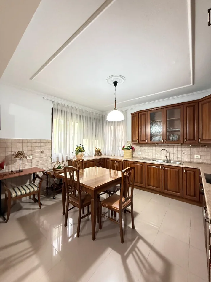 Tirane, jepet me qera apartament 2+1+Ballkon Kati 7, 110 m² 1.200 € (Zona e Bllokut, Tiranë)