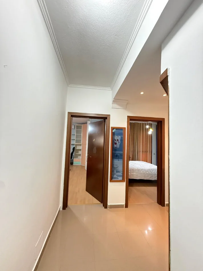 Tirane, jepet me qera apartament 2+1+Ballkon Kati 7, 110 m² 1.200 € (Zona e Bllokut, Tiranë)