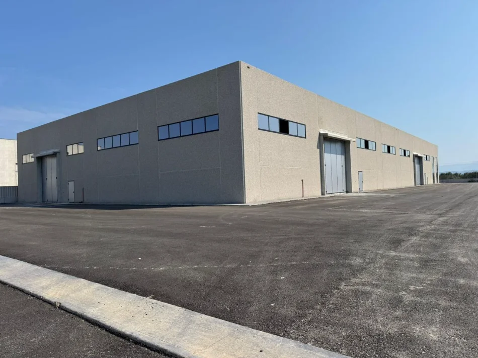 Durres, jepet me qera ambjent biznesi , 6.000 m² 7.250 € 