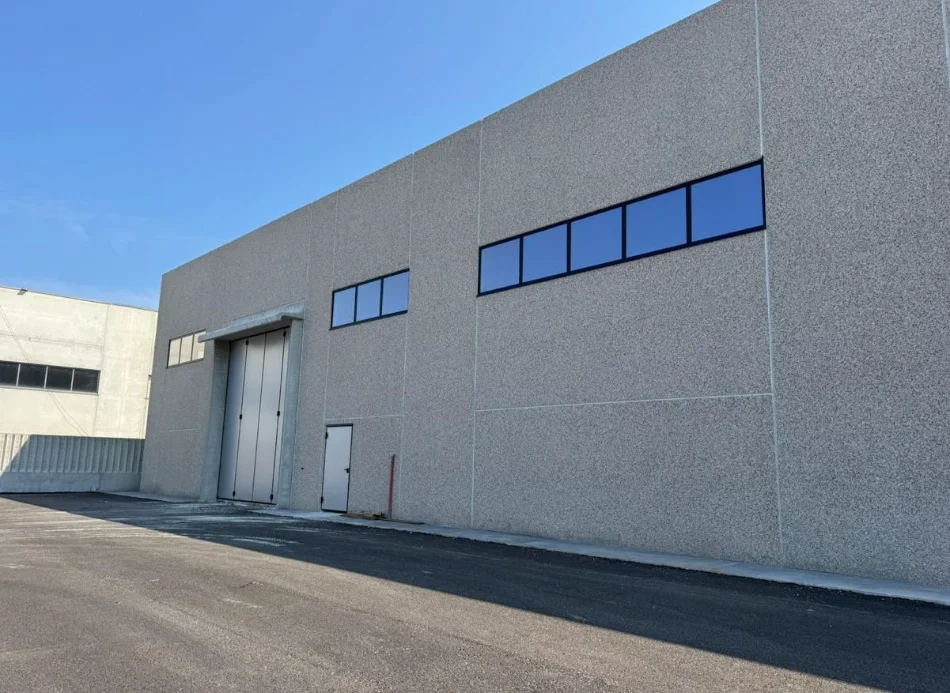 Durres, jepet me qera ambjent biznesi , 6.000 m² 7.250 € 
