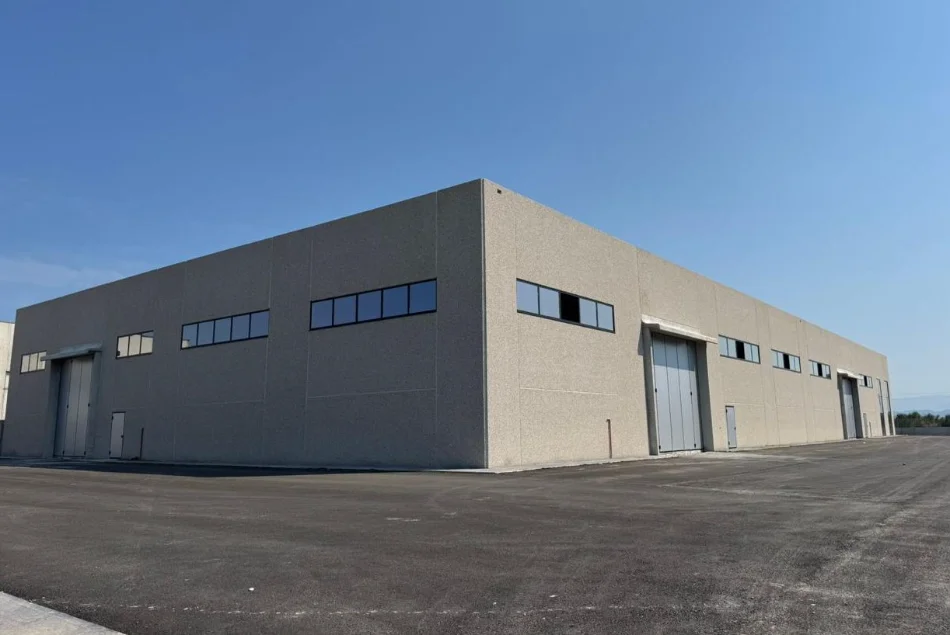 Durres, jepet me qera ambjent biznesi , 6.000 m² 7.250 € 