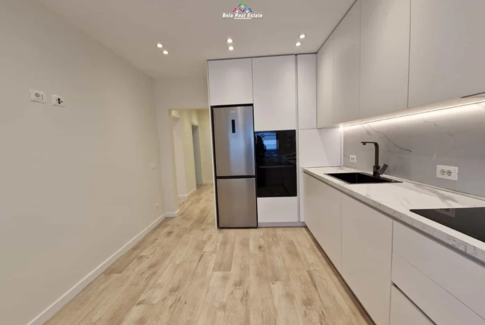 Tirane, jepet me qera zyre Kati 3, 110 m² 1.100 € (9 kateshet)