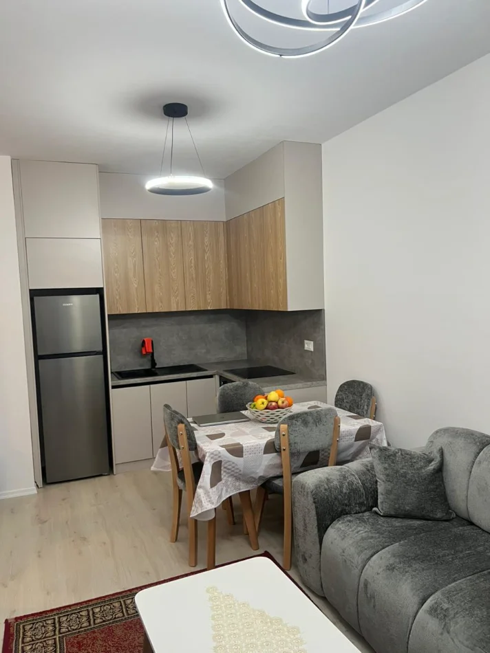 Tirane, jepet me qera apartament 1+1 Kati 2, 60 m² 400 € (UNIVERS CITY)