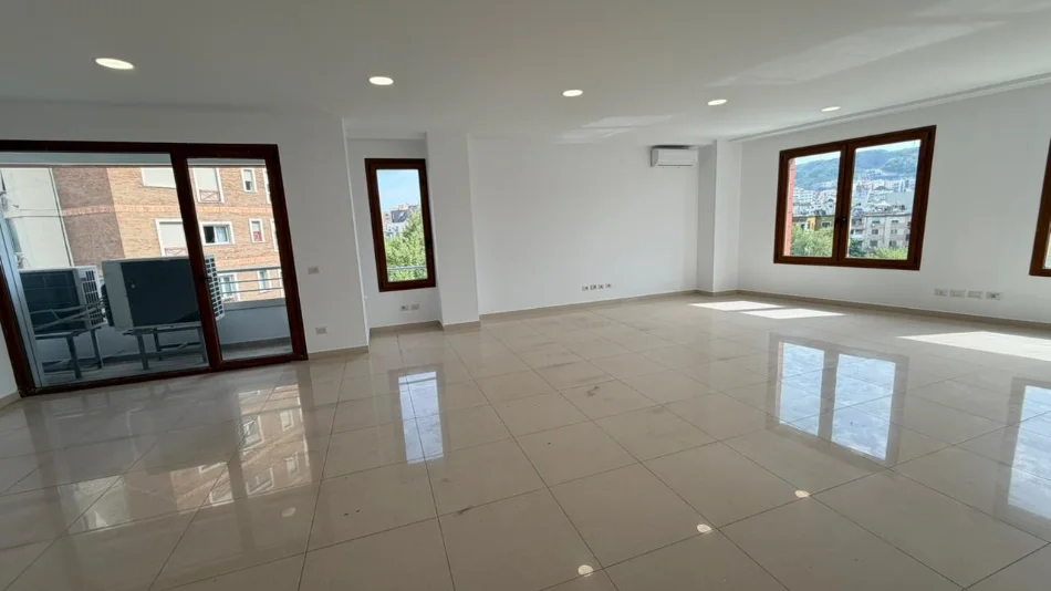 Tirane, jepet me qera ambjent biznesi Kati 5, 180 m² 2.500 € (KOMPLEKSI DELIJORGJI)