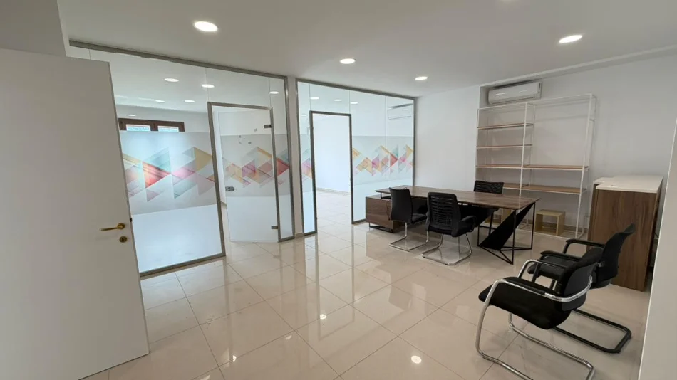 Tirane, jepet me qera ambjent biznesi Kati 5, 180 m² 2.500 € (KOMPLEKSI DELIJORGJI)