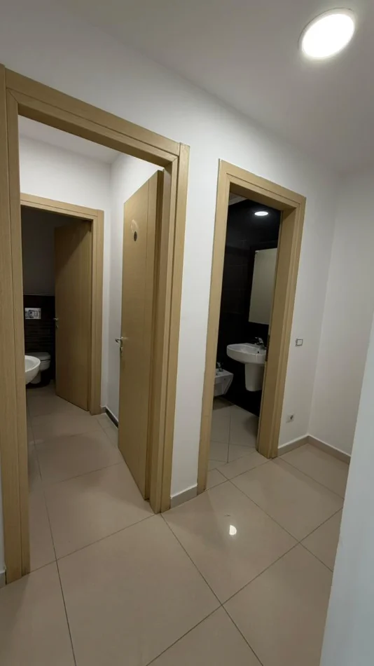 Tirane, jepet me qera ambjent biznesi Kati 5, 180 m² 2.500 € (KOMPLEKSI DELIJORGJI)