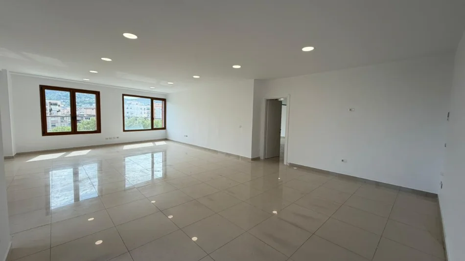 Tirane, jepet me qera ambjent biznesi Kati 5, 180 m² 2.500 € (KOMPLEKSI DELIJORGJI)