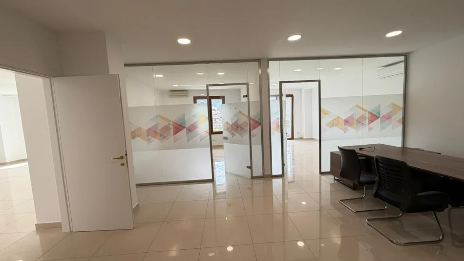 Tirane, jepet me qera ambjent biznesi Kati 5, 180 m² 2.500 € (KOMPLEKSI DELIJORGJI)