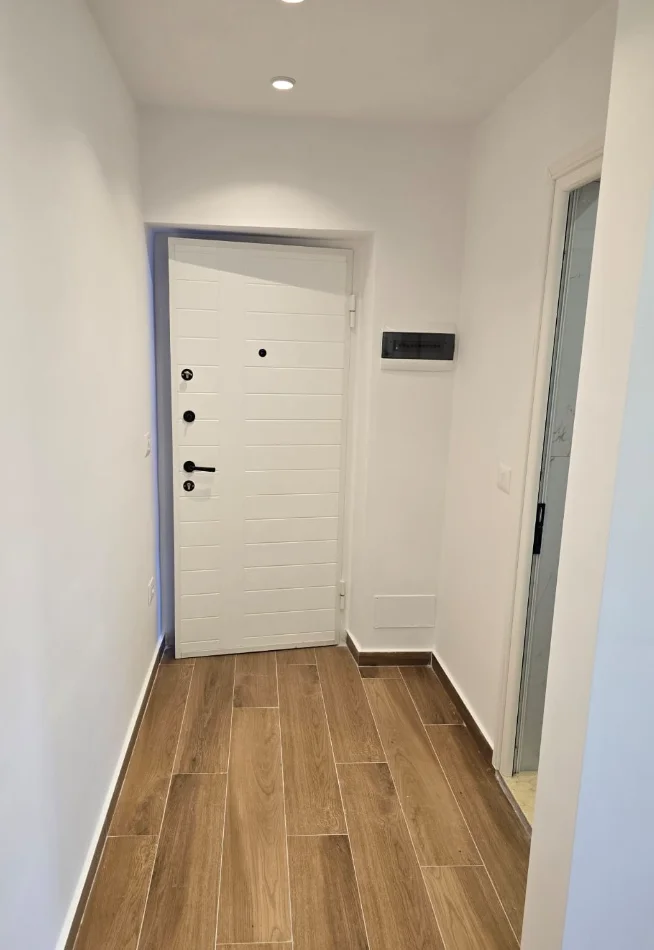 Tirane, shitet garsonier 1+1 Kati 1, 30 m²83000 € (4 DESHMORET)
