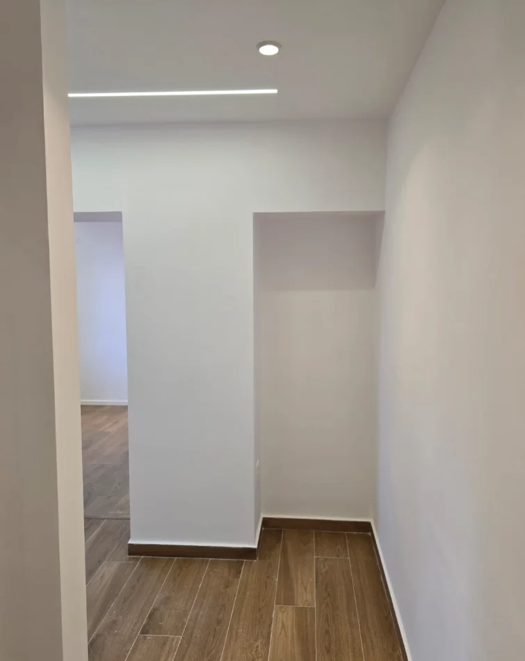 Tirane, shitet garsonier 1+1 Kati 1, 30 m²83000 € (4 DESHMORET)
