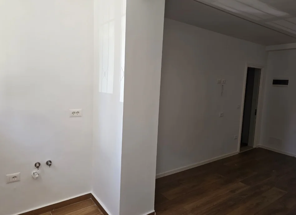 Tirane, shitet garsonier 1+1 Kati 1, 30 m²83000 € (4 DESHMORET)