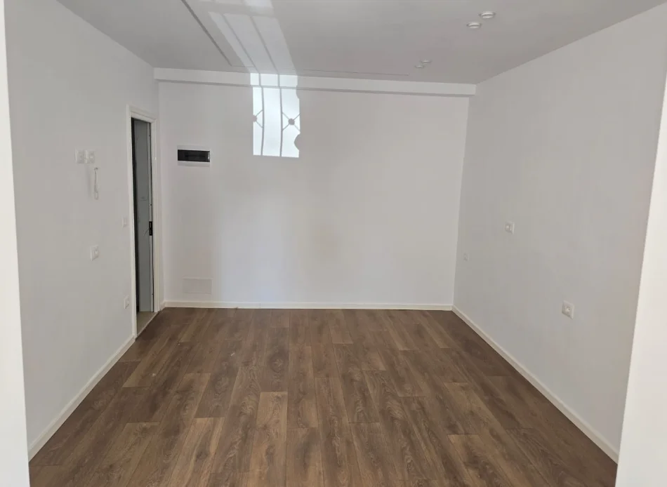 Tirane, shitet garsonier 1+1 Kati 1, 30 m²83000 € (4 DESHMORET)