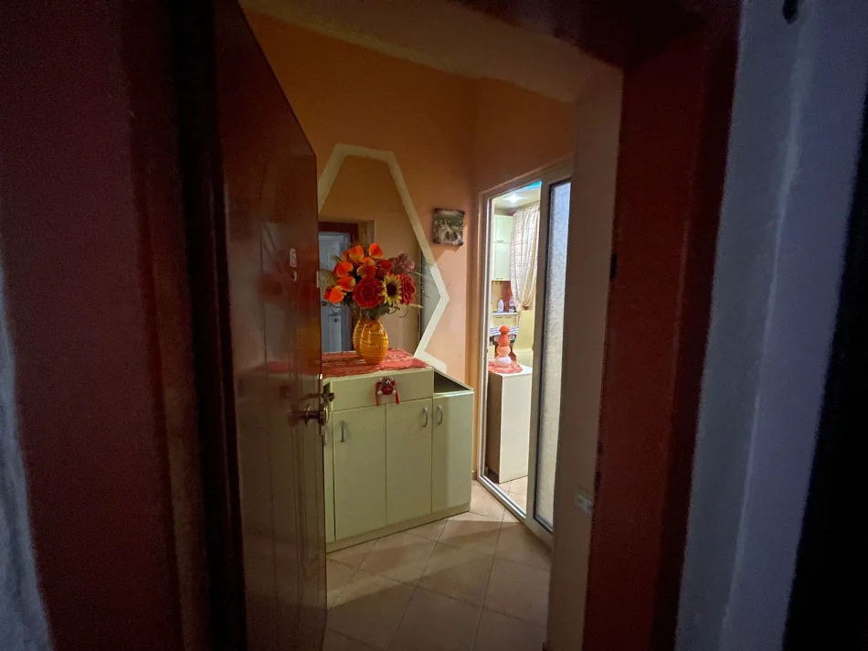 Tirane, jepet me qera apartament 1+1 Kati 4, 45 m² 500 € (ISH BLLOKU, PRANE KAFE ROMA)