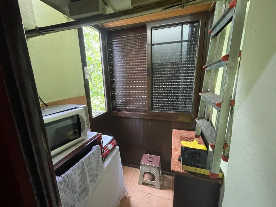 Tirane, jepet me qera apartament 1+1 Kati 4, 45 m² 500 € (ISH BLLOKU, PRANE KAFE ROMA)