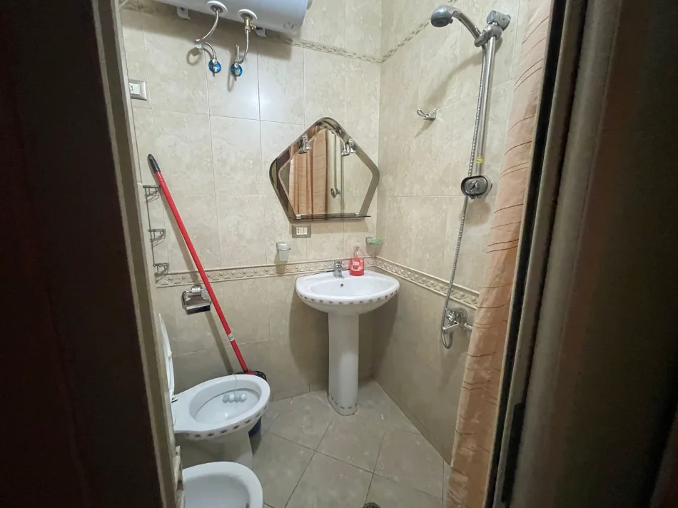 Tirane, jepet me qera apartament 1+1 Kati 4, 45 m² 500 € (ISH BLLOKU, PRANE KAFE ROMA)