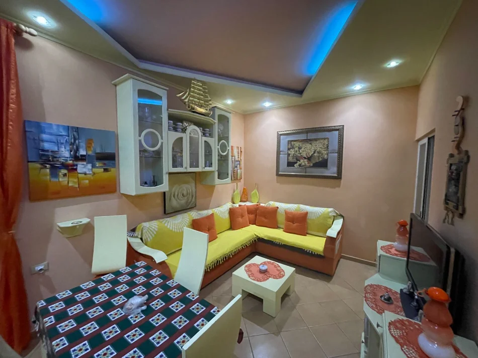 Tirane, jepet me qera apartament 1+1 Kati 4, 45 m² 500 € (ISH BLLOKU, PRANE KAFE ROMA)