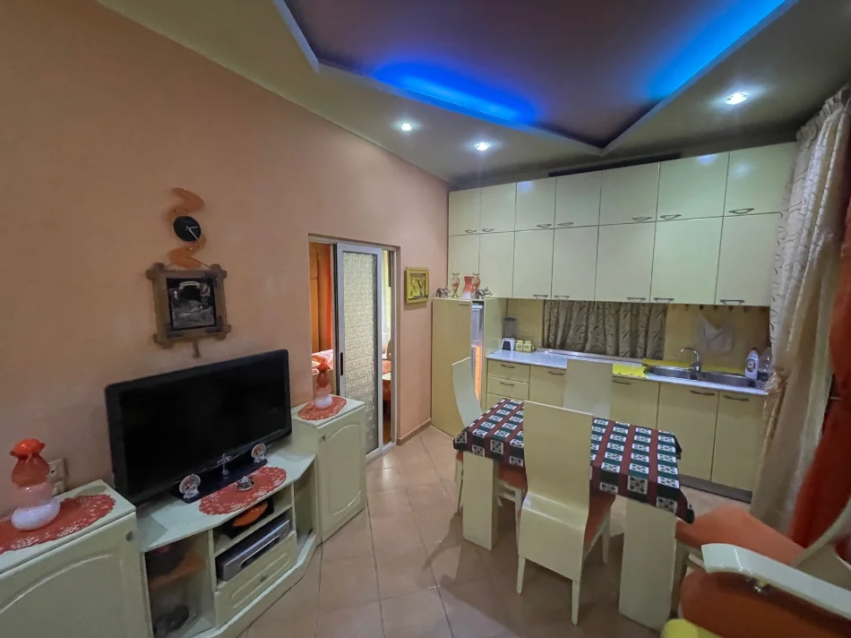 Tirane, jepet me qera apartament 1+1 Kati 4, 45 m² 500 € (ISH BLLOKU, PRANE KAFE ROMA)