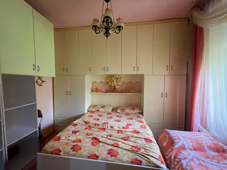 Tirane, jepet me qera apartament 1+1 Kati 4, 45 m² 500 € (ISH BLLOKU, PRANE KAFE ROMA)