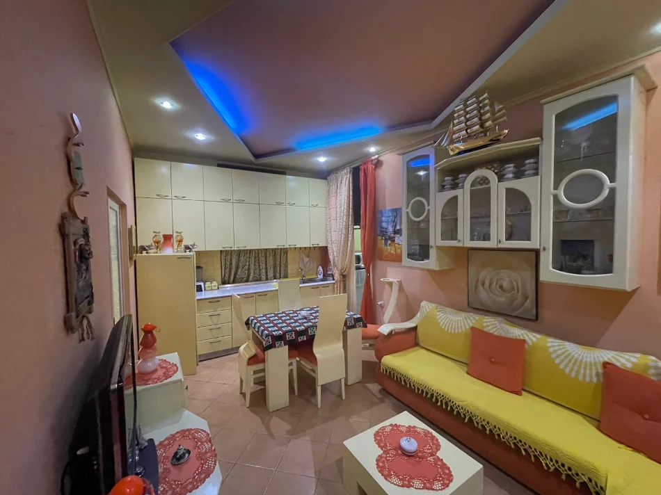 Tirane, jepet me qera apartament 1+1 Kati 4, 45 m² 500 € (ISH BLLOKU, PRANE KAFE ROMA)