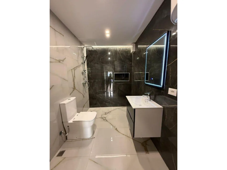 Tirane, jepet me qera ambjent biznesi Kati 0, 28 m² 420 € (DREJTORIA E HIGJENES)