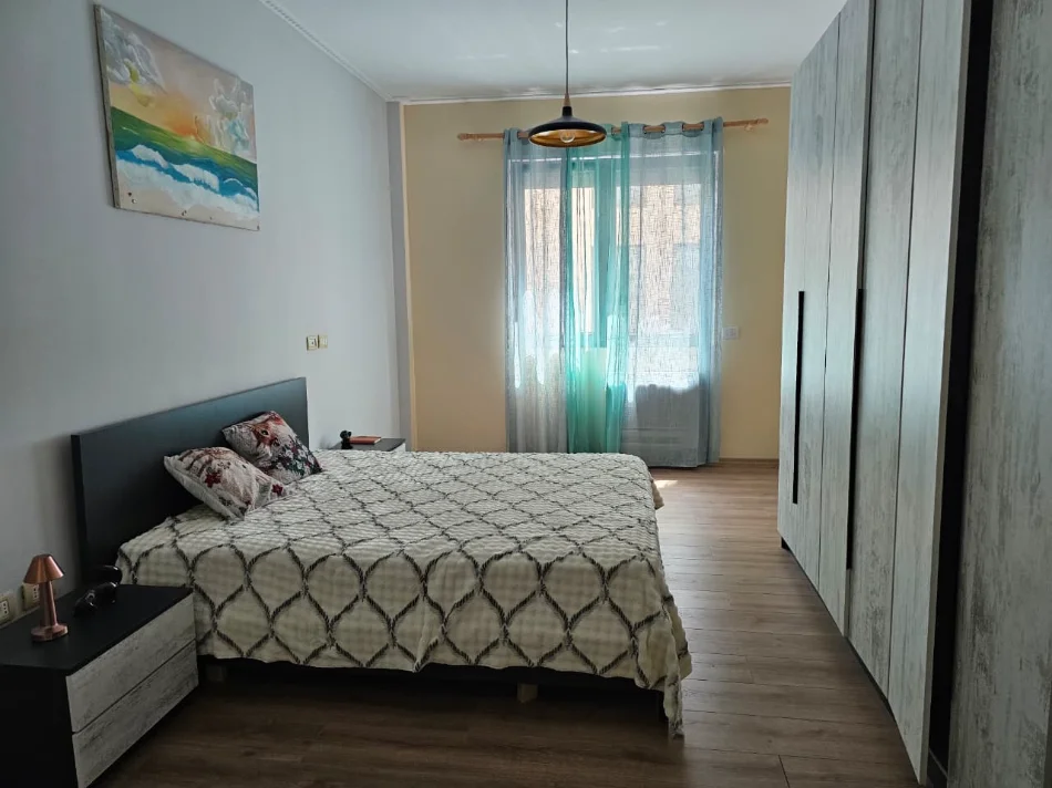 Tirane, jepet me qera apartament 2+1 Kati 2, 125 m² 1.000 € (LIQENI I THATE)