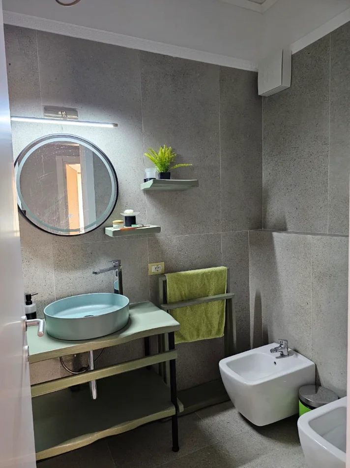 Tirane, jepet me qera apartament 2+1 Kati 2, 125 m² 1.000 € (LIQENI I THATE)