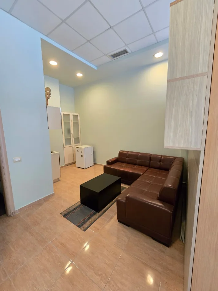 Tirane, jepet me qera ambjent biznesi Kati 0, 47 m² 699 € (AMBASADOR 2)