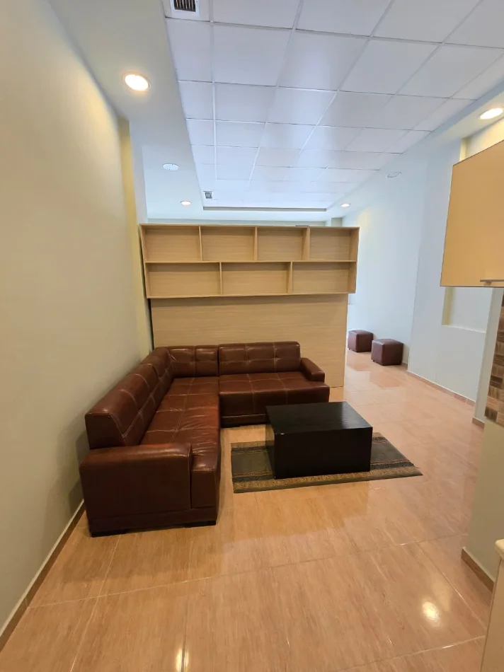 Tirane, jepet me qera ambjent biznesi Kati 0, 47 m² 699 € (AMBASADOR 2)
