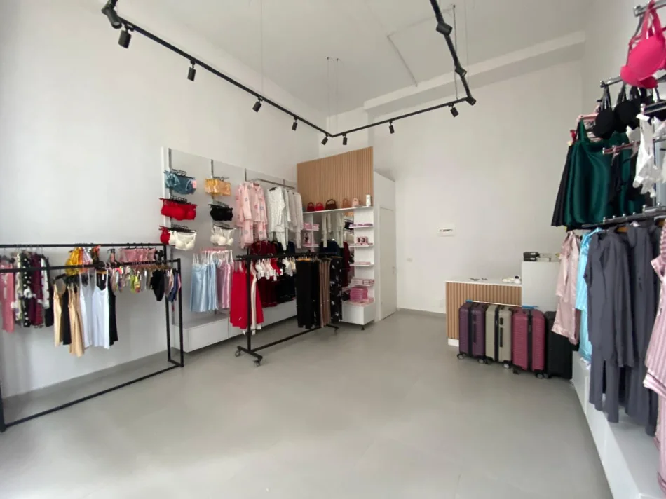Tirane, jepet me qera dyqan Kati 0, 40 m² 550 € (DON BOSKO)