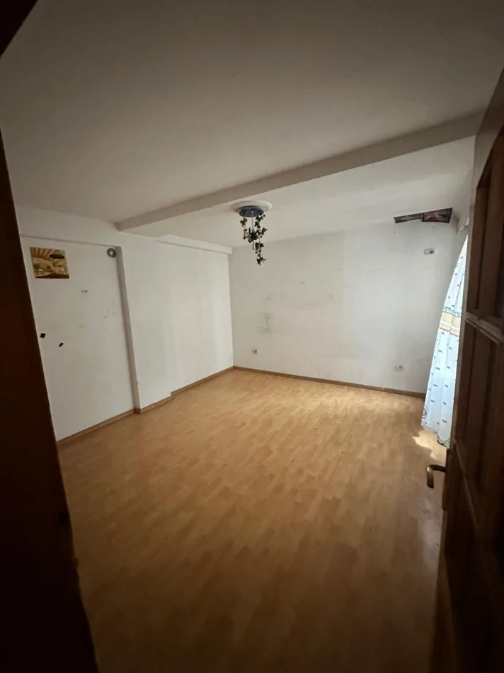 Tirane, jepet me qera zyre Kati 1, 160 m² 2.500 € (BLLOK)