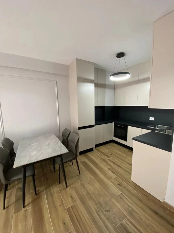 Tirane, jepet me qera apartament 1+1 Kati 7, 80 m² 620 € (TRIO TOWERS)