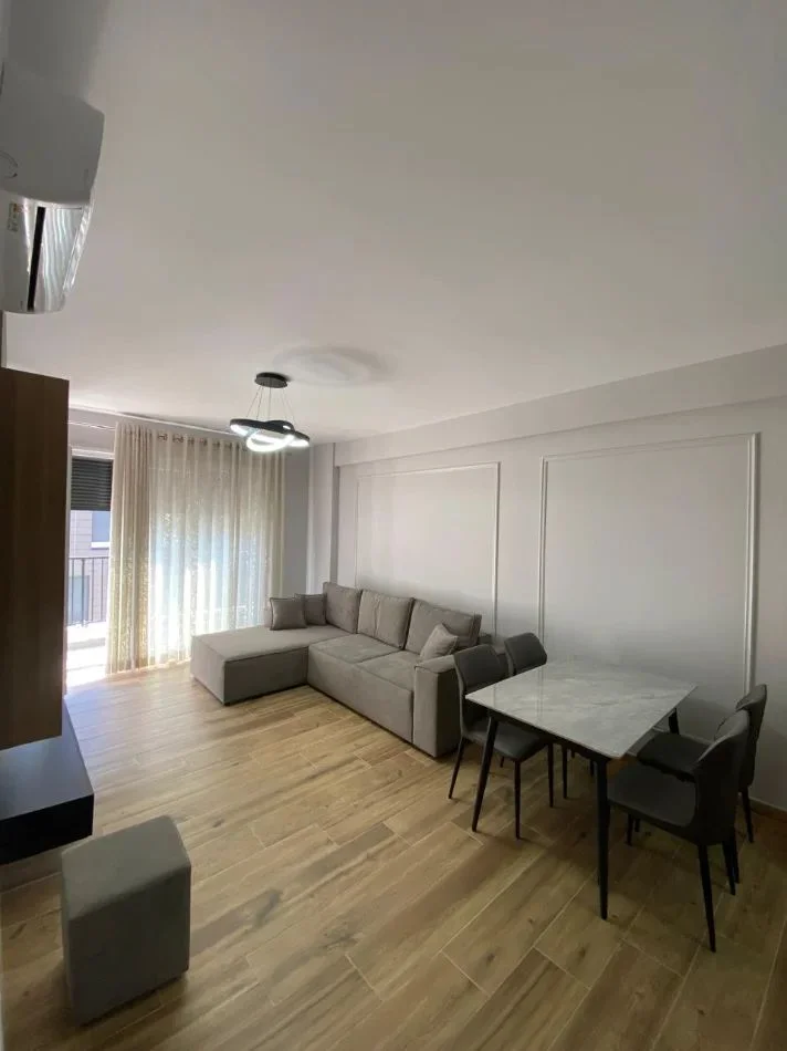 Tirane, jepet me qera apartament 1+1 Kati 7, 80 m² 620 € (TRIO TOWERS)