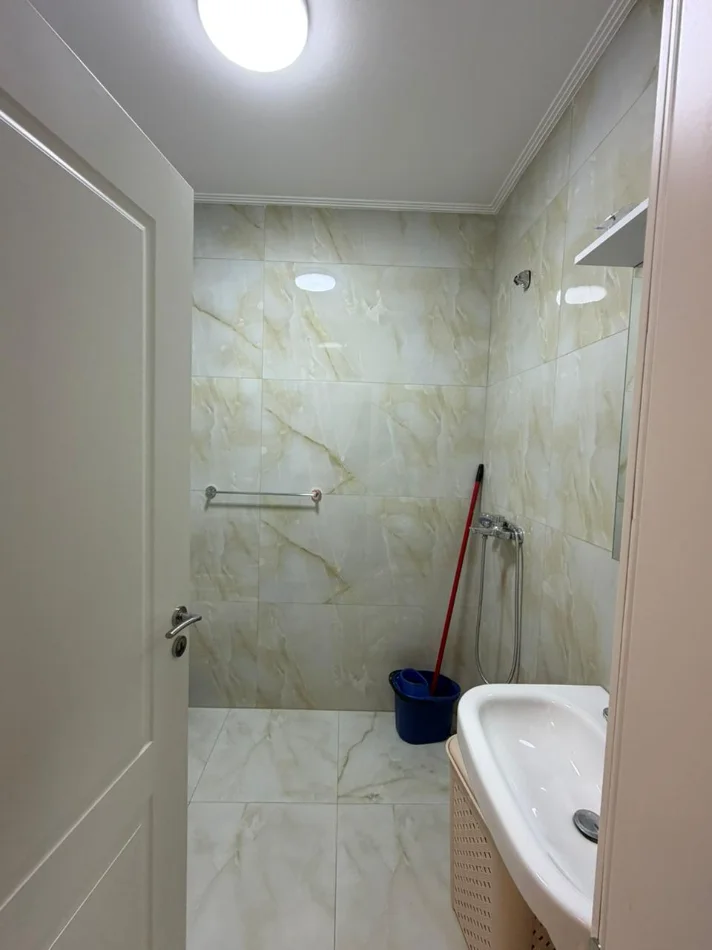 Tirane, jepet me qera apartament 1+1 Kati 8, 70 m² 450 € (Rruga Sokrat Miho)