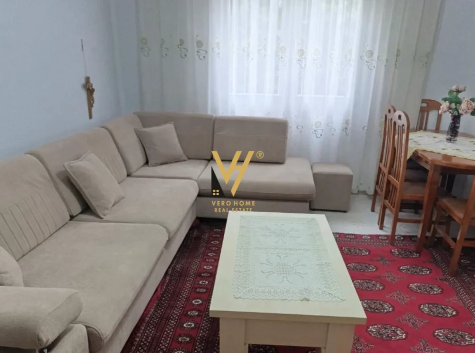 Tirane, jepet me qera shtepi 2+1+Ballkon Kati 0, 75 m² 520 € (KOMBINAT)