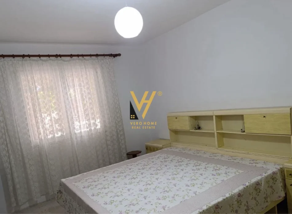 Tirane, jepet me qera shtepi 2+1+Ballkon Kati 0, 75 m² 520 € (KOMBINAT)