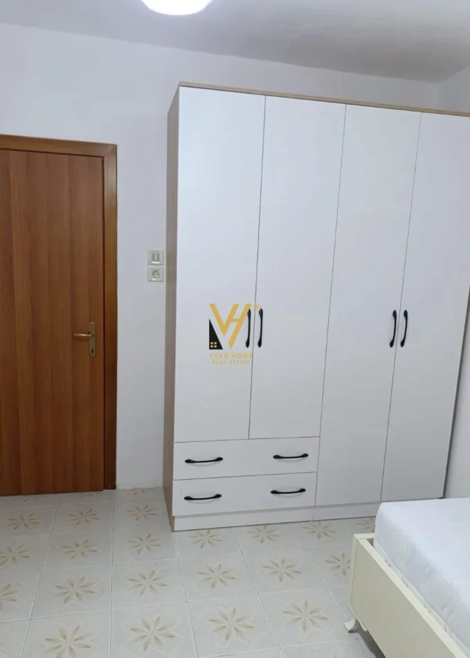 Tirane, jepet me qera shtepi 2+1+Ballkon Kati 0, 75 m² 520 € (KOMBINAT)