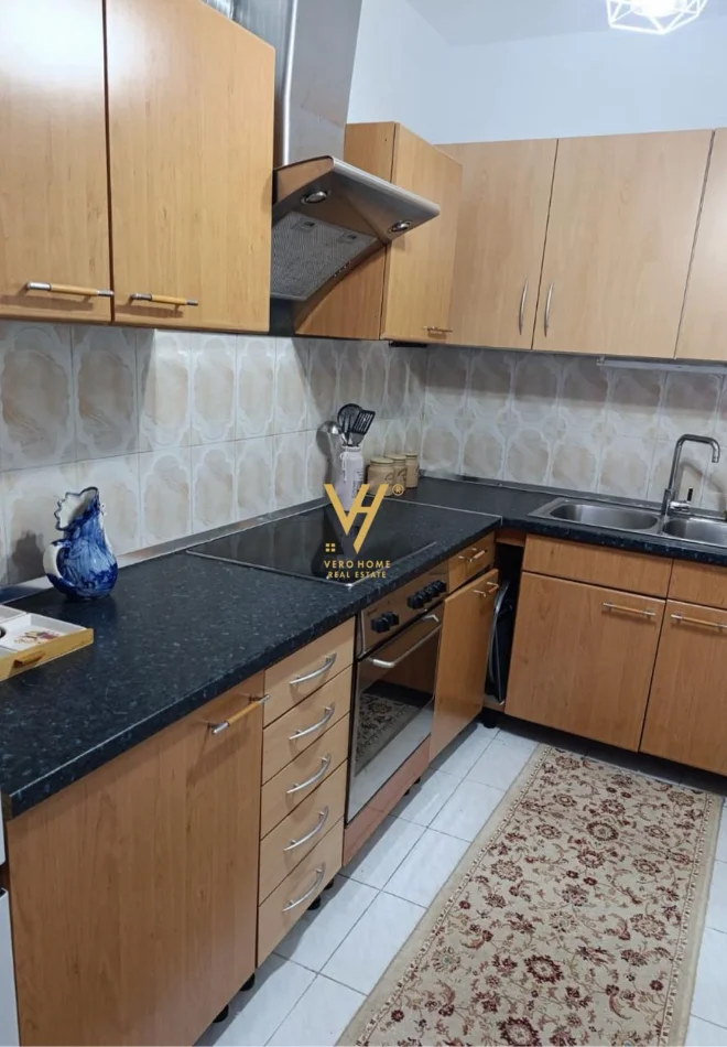 Tirane, jepet me qera shtepi 2+1+Ballkon Kati 0, 75 m² 520 € (KOMBINAT)