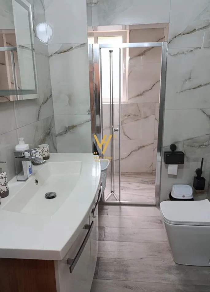 Tirane, jepet me qera shtepi 2+1+Ballkon Kati 0, 75 m² 520 € (KOMBINAT)