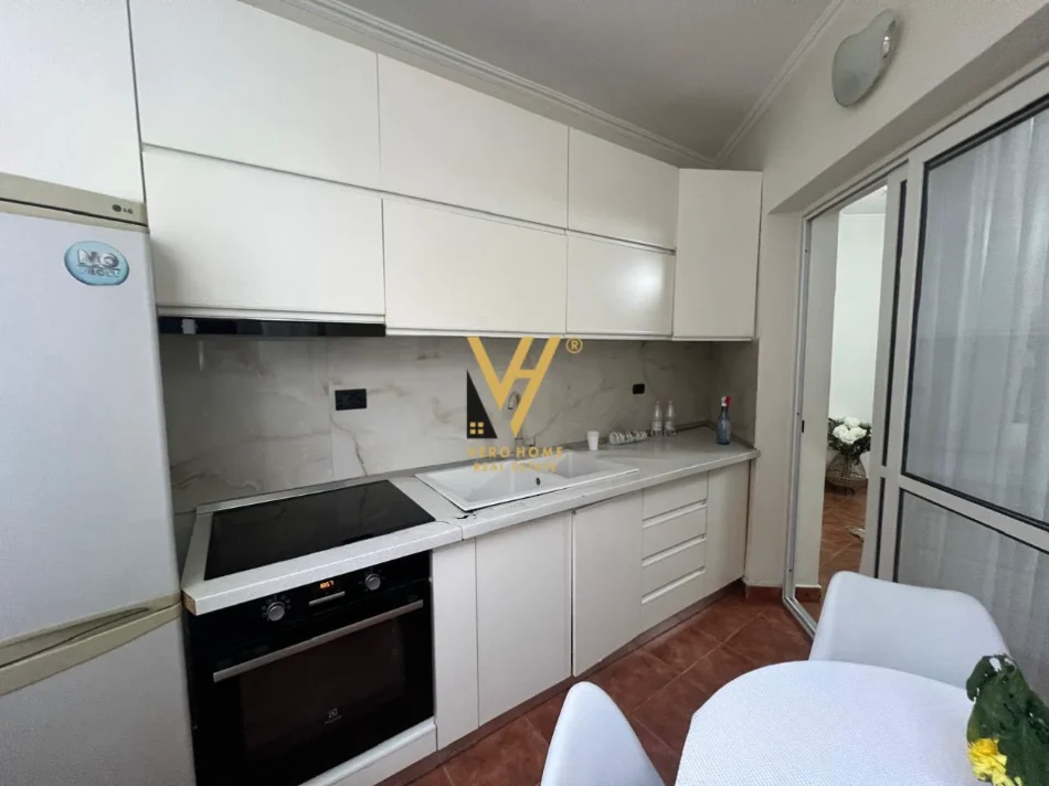 Tirane, jepet me qera apartament 2+1+Ballkon Kati 3, 90 m² 720 € (KOMUNA E PARISIT)
